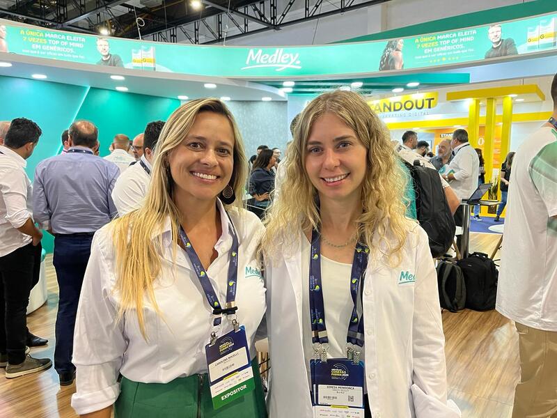 Carolina Nocelli (comercial) e Simeia Mendonça (engajamento consumidor) da Medley promovendo o portfólio de genéricos