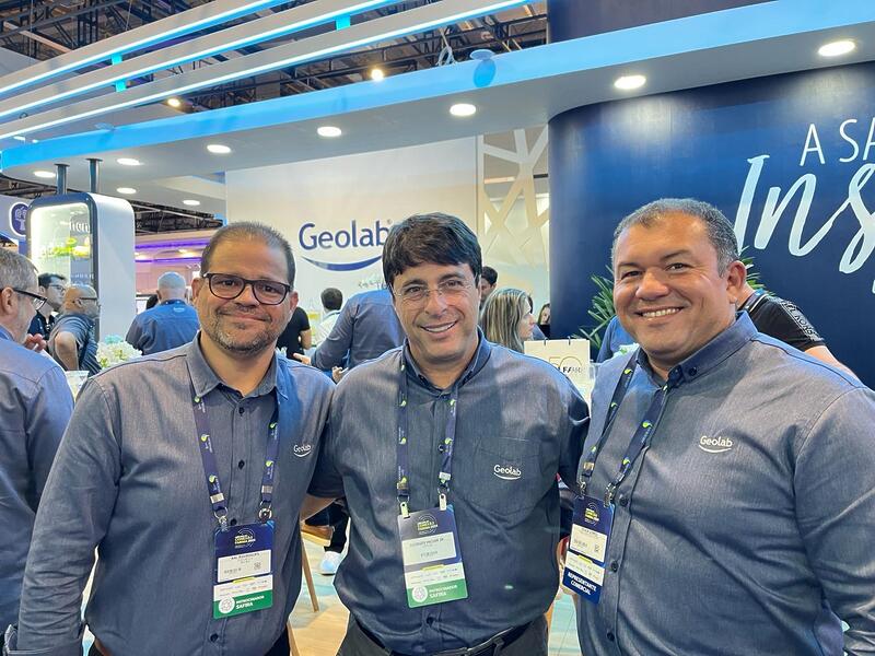 Kal Rodrigues (diretor comercial), Georges Hajjar Jr (CEO) e Odair Gomes (representante ES) da Geolab mais um ano prestigiando o evento