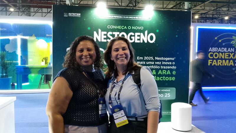 Tais Pereira e Camilla Castro, da Abrafarma, prestigiam a feira