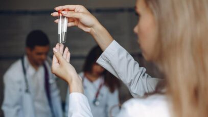 Exames rápidos nas farmácias inspiram campanha inédita