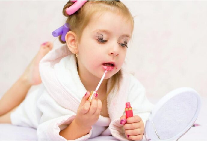 Uso irrestrito desses produtos está levando a puberdades precoces Embalagens de cosméticos terão alertas para desregulação hormonal