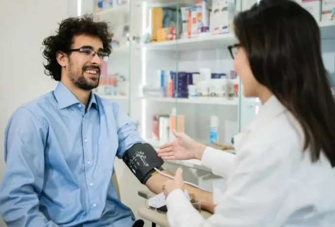 Portal lança mentoria para farmácias com foco em assistência clínica